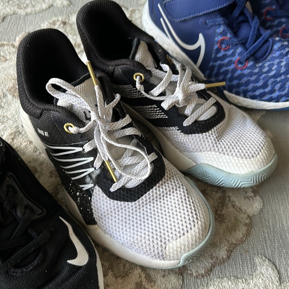 3 pairs of sneakers - Picture 3 of 14